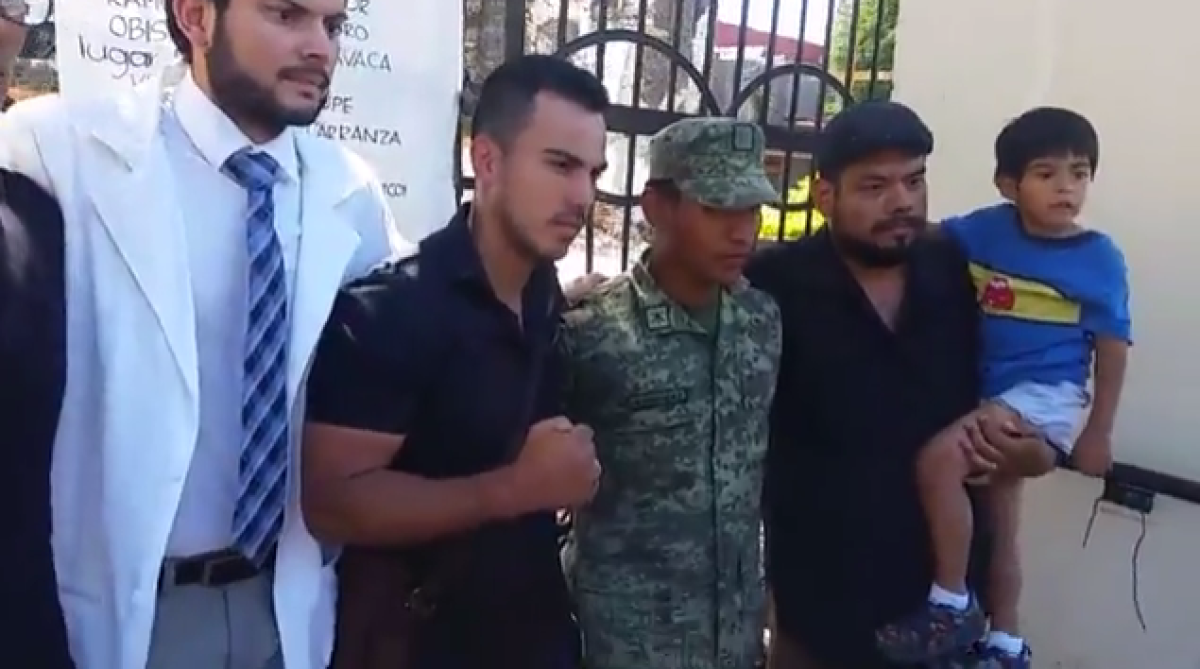 Hombre se reúne con soldado que sacó a su familia de los escombros