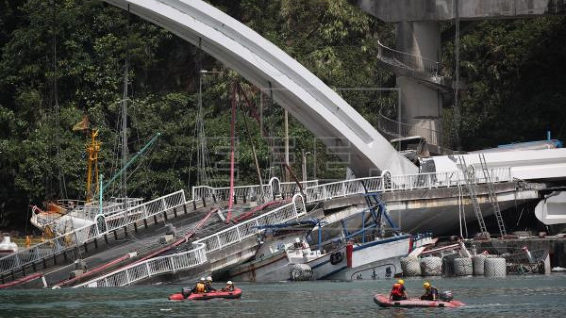 Varios heridos tras derrumbarse un puente en Taiwán