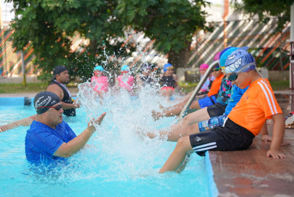 Inician niños y jóvenes curso de natación en Unidad Deportiva