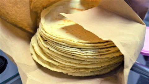 Hasta los 24 pesos llegaría el kilogramo de tortillas por el acaparamiento de maíz