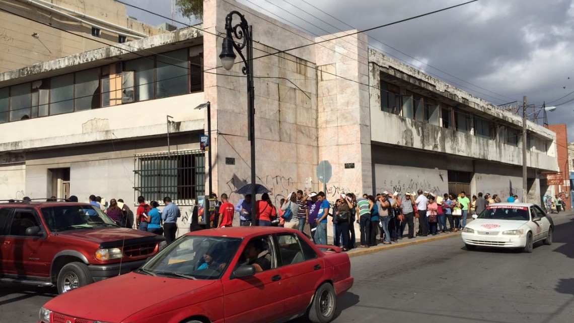 Abarrotan la oficina fiscal en Matamoros