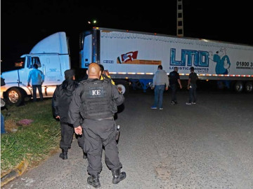 Mujer identifica a su hijo entre los cuerpo del tráiler de la muerte en Jalisco