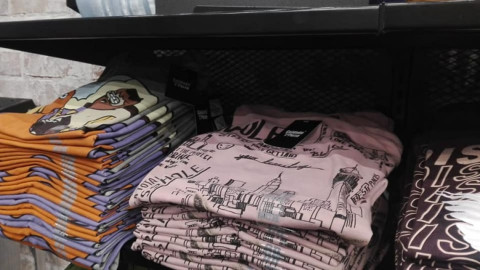 Cuidado con el Perro se disculpa y retira playeras que incitan violencia contra mujeres