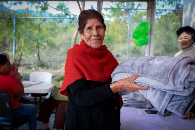 DIF Tamaulipas apapacha a adultos mayores de 24 municipios con el programa “Abrígate en Invierno”