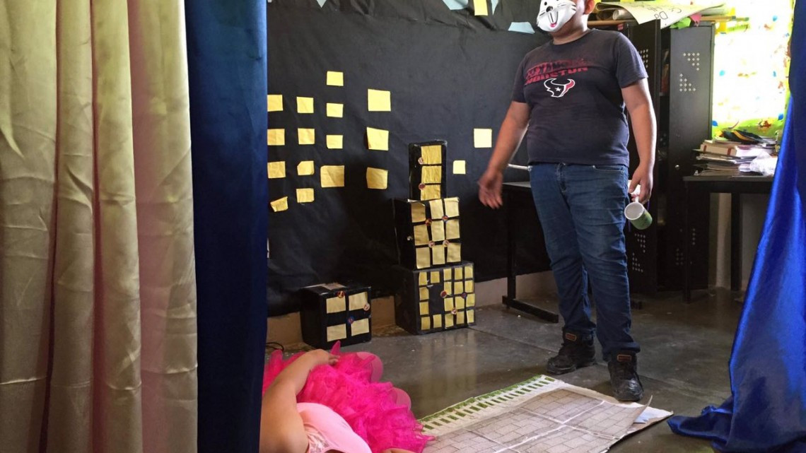 Recaudan niños dinero para su graduación de primaria 