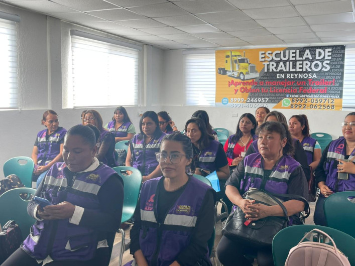 Se gradúan mujeres como operadoras de tracto camión