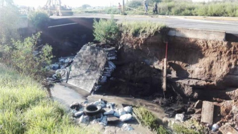 Fuerte lluvia en Edomex forman enorme socavón