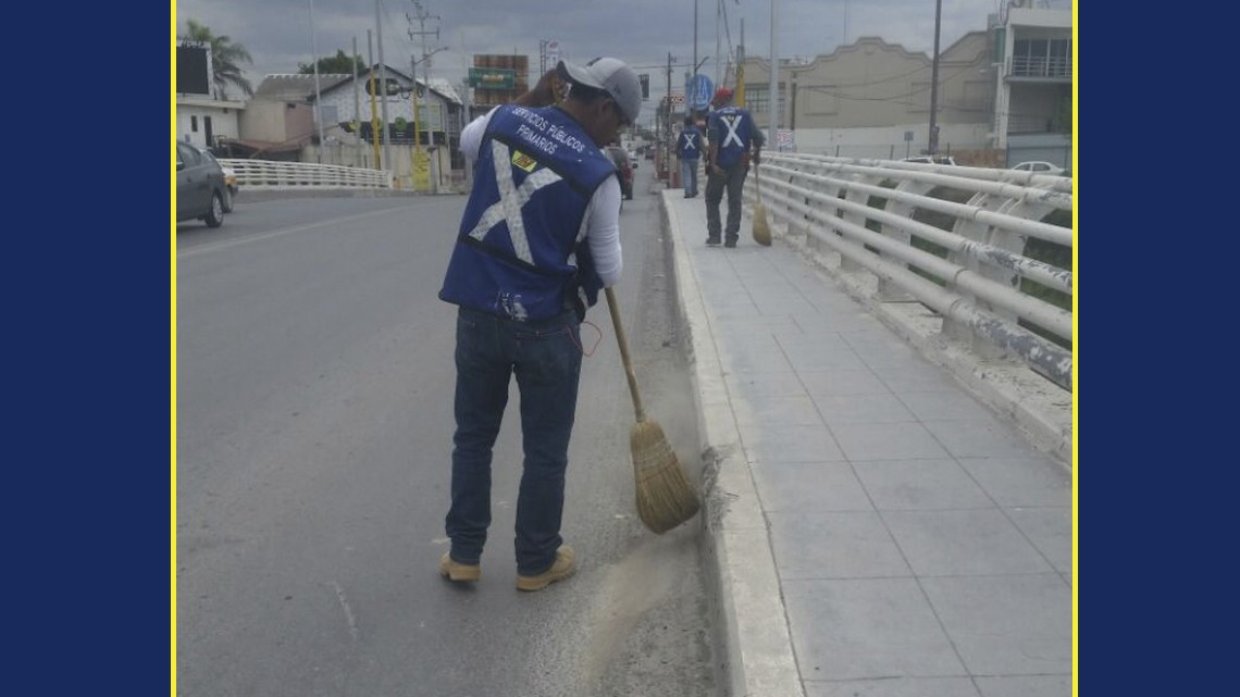 Limpian cuadrillas municipales puentes vehiculares