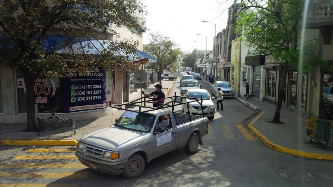 Diversas organizaciones de jubilados protestan en caravana contra el pago en UMAS