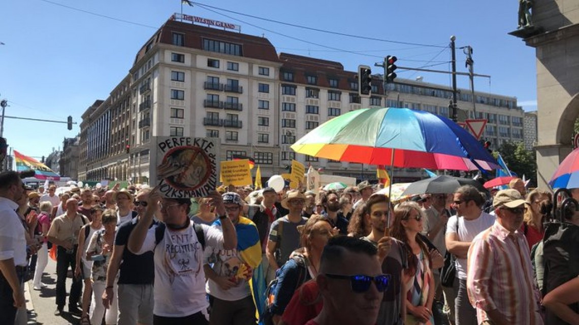 Miles de personas protestan en Berlín contra las restricciones por la COVID-19